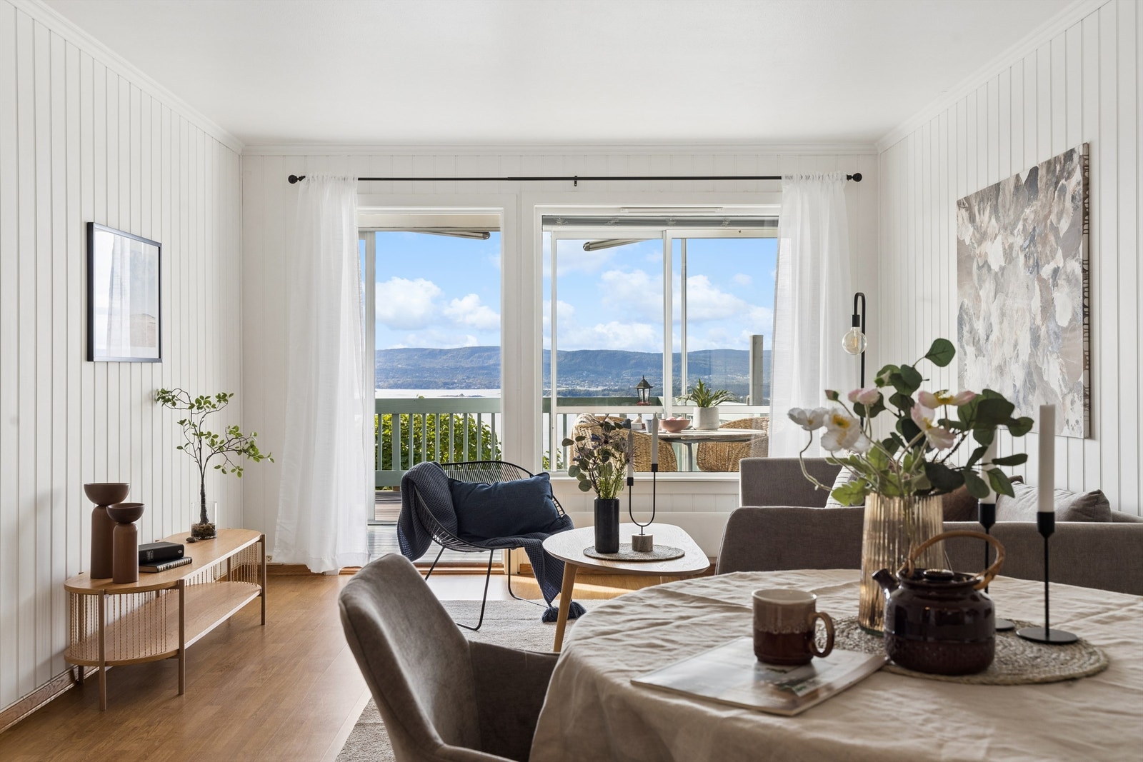 Lys og fin stue hvor det er lett å trives. Galleribilde