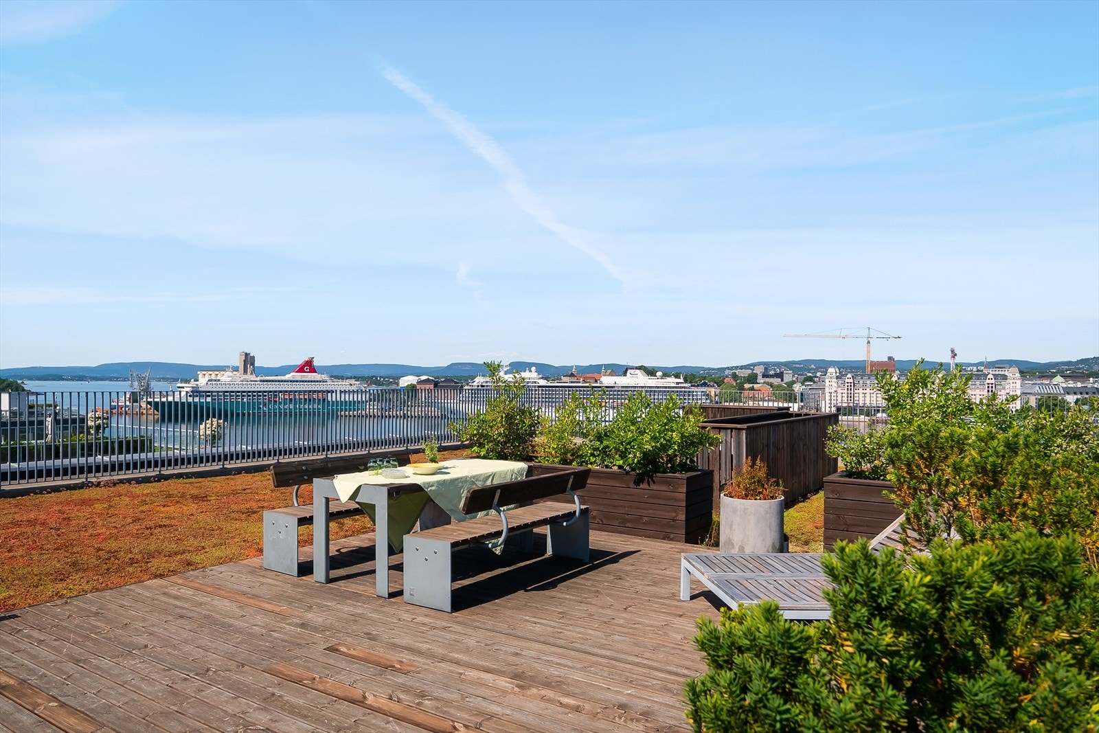 På toppen av bygget har du en fantastisk takterrasse med utsikt over vannet, Bjørvika og øyene. Galleribilde