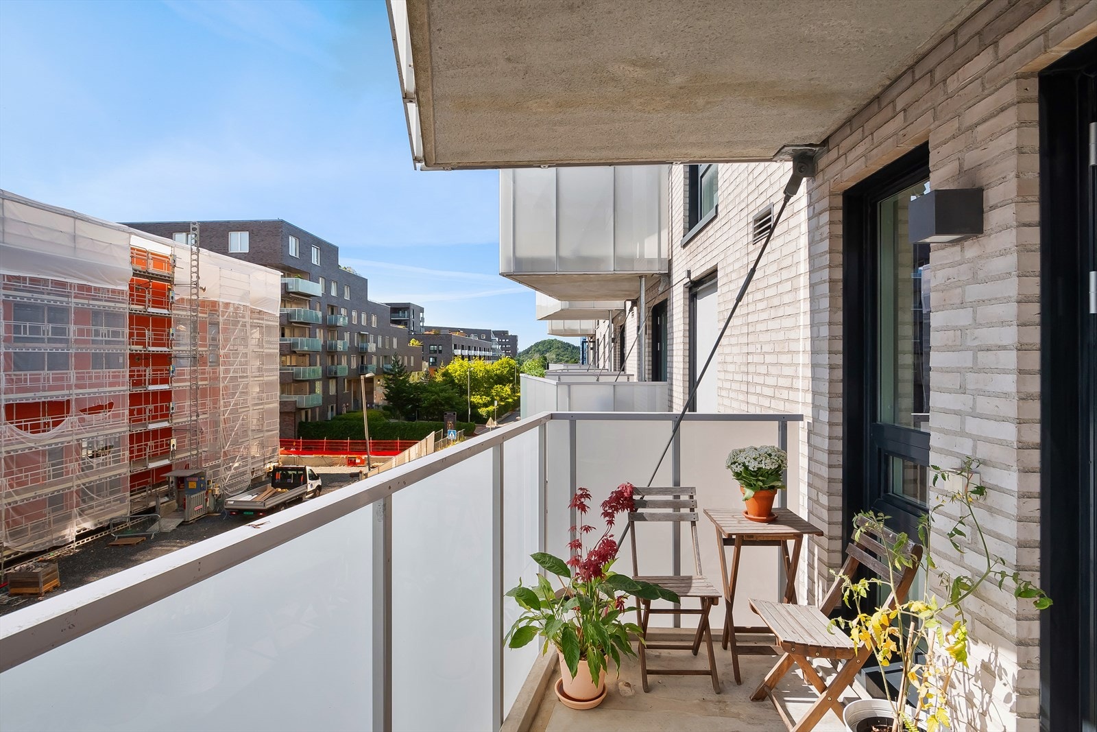 Fra stuen er det utgang til en herlig sydøstvendt balkong på ca. 6 m². Balkongen har god plass til utemøbler og grill. Galleribilde