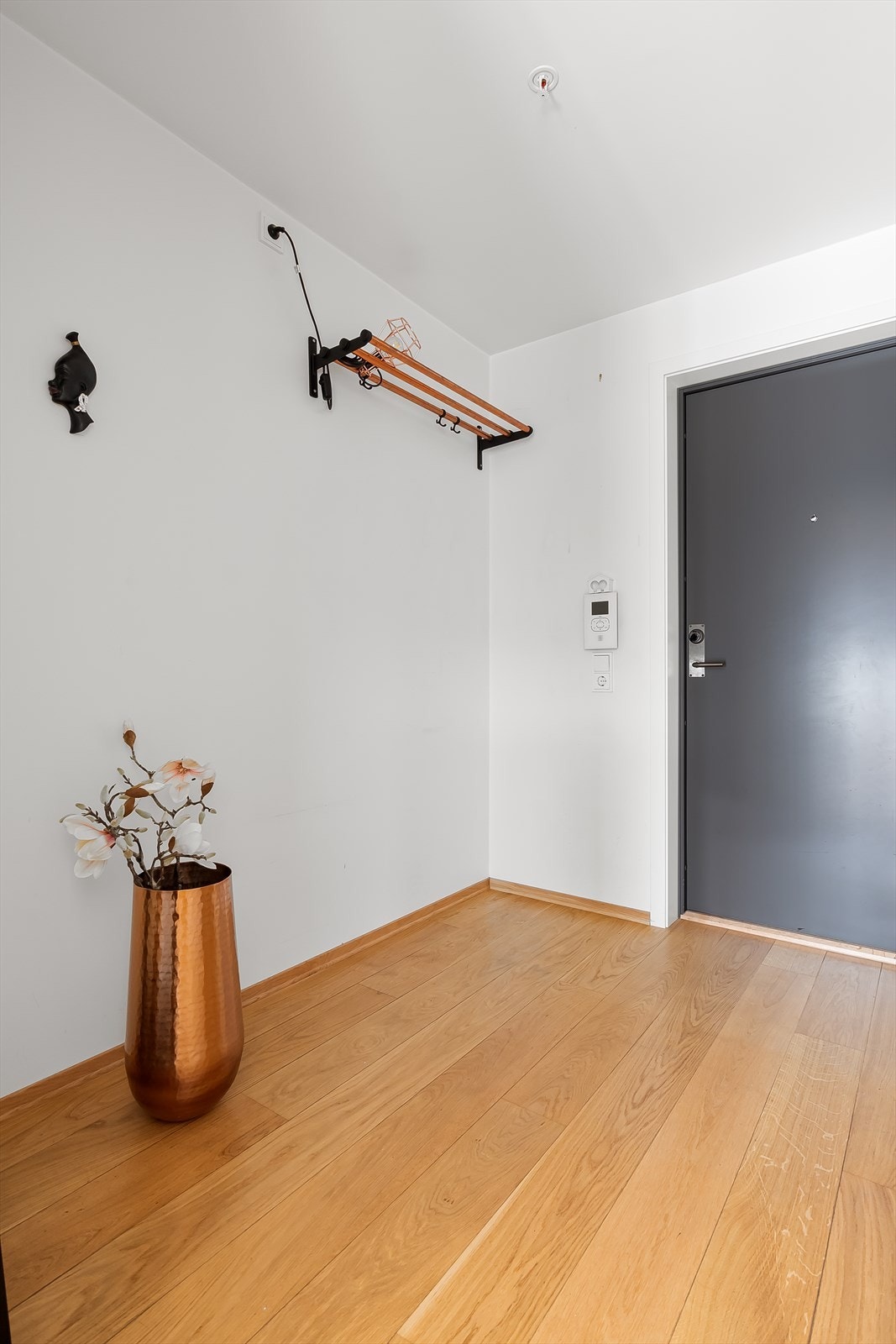 Leiligheten disponerer en innvendig bod i tillegg til en kjellerbod på 5 m², som gir gode oppbevaringsmuligheter. Galleribilde