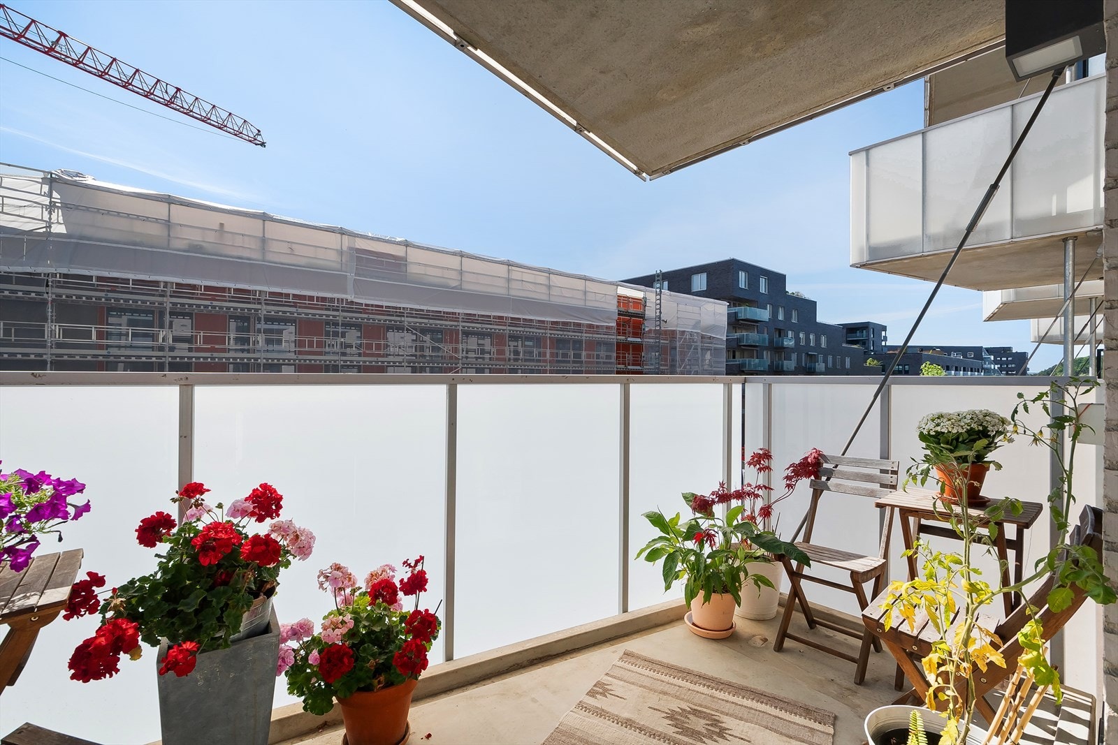 Balkongen har god plass til utemøbler og grill. Galleribilde