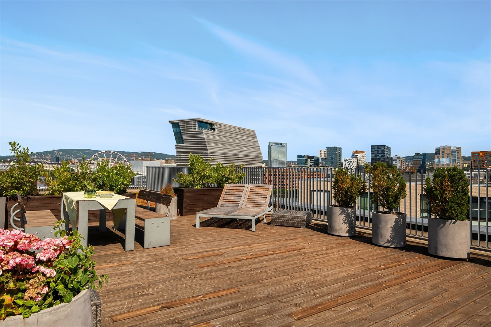 Sameiet har felles takterrasser med panoramautsikt og sol hele dagen. Galleribilde