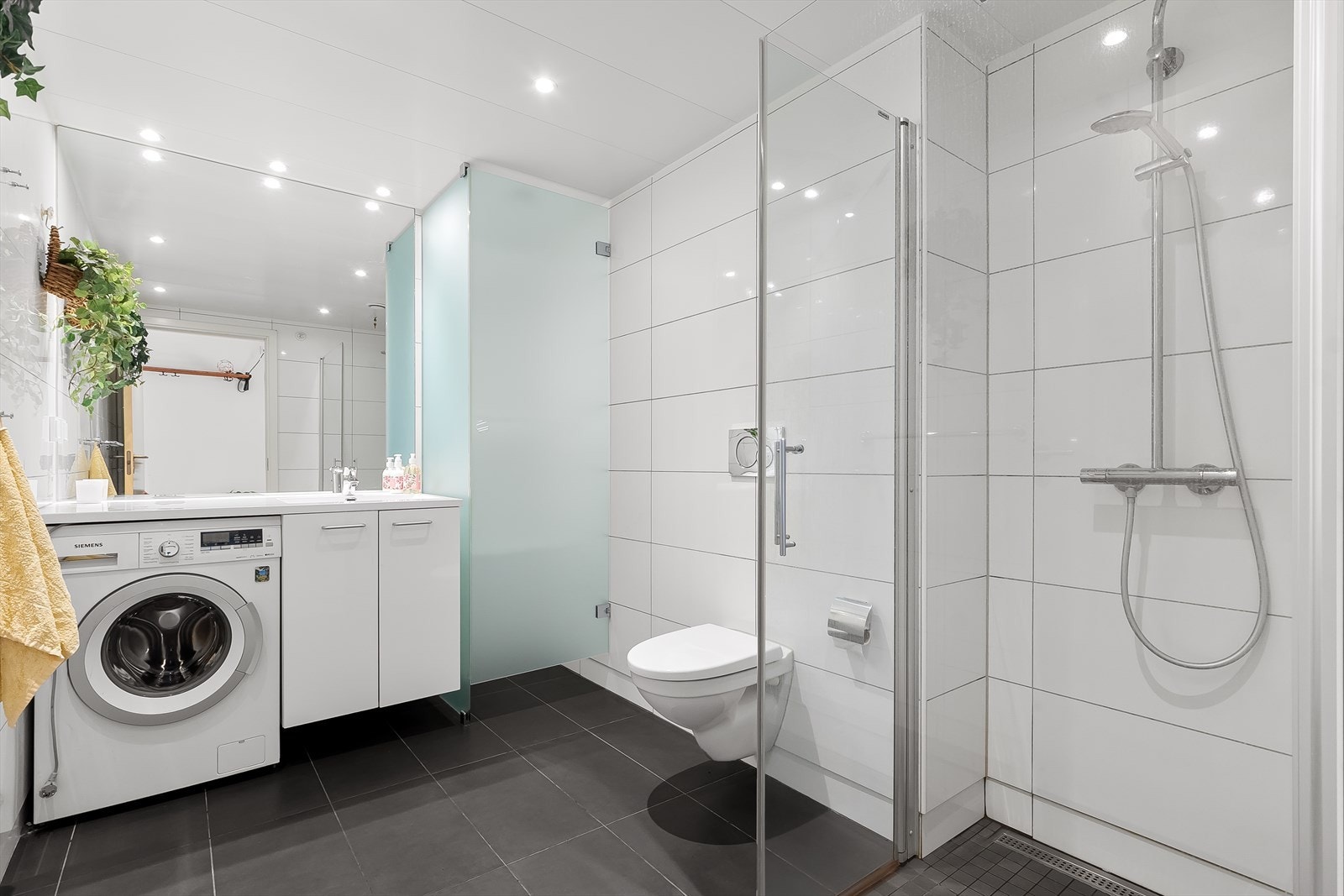 Badet er pent og moderne med flislagte overflater og elektrisk varme i gulvet som gir god komfort. Galleribilde
