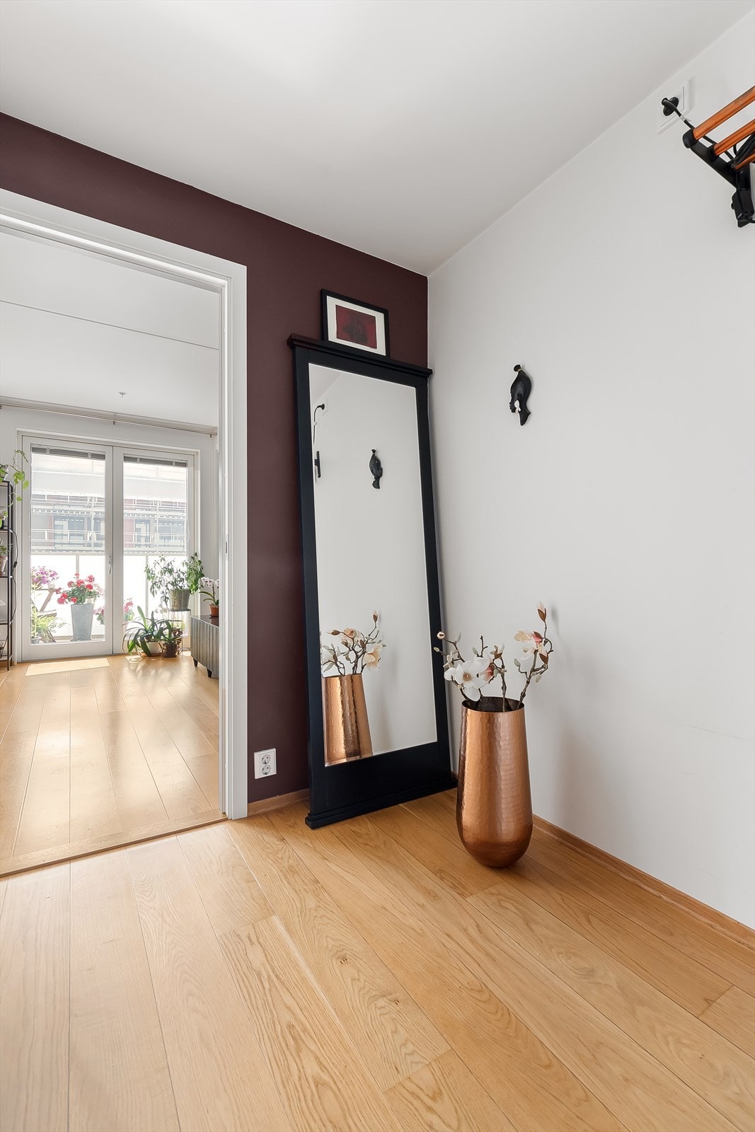 Innbydende entré med god plass til oppheng av yttertøy og mulighet for garderobeskap. Galleribilde