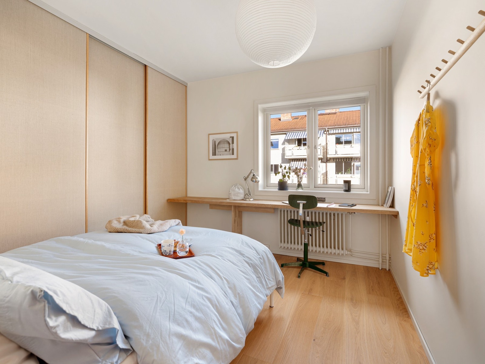 Stort soverom med plass til dobbeltseng, kontorplass og garderobeskap fra gulv til tak. Galleribilde