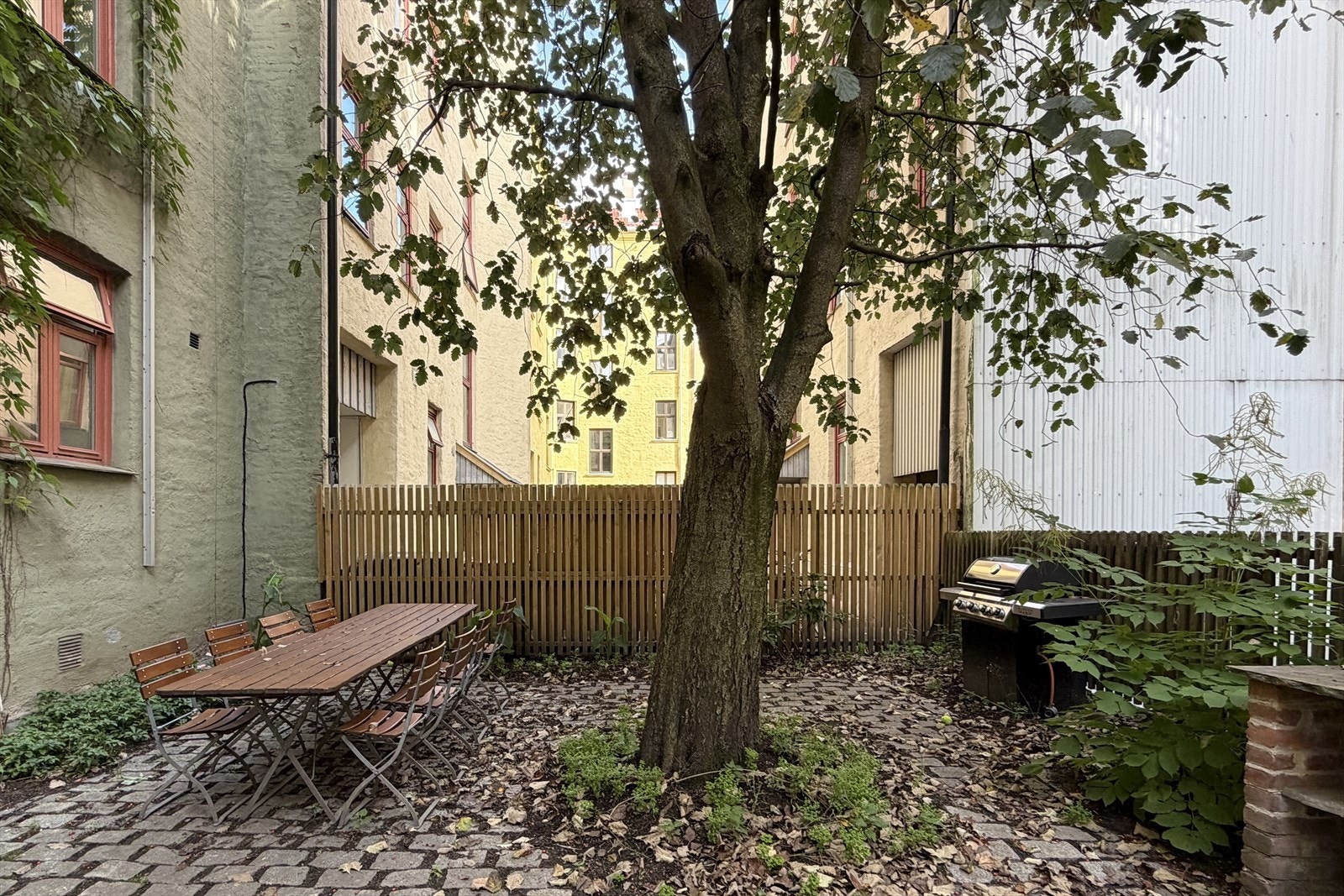 Bakgård med hyggelig sittegruppe Galleribilde