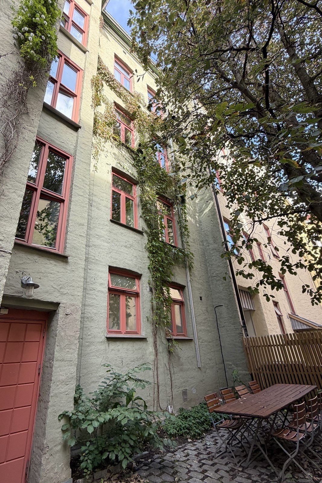 Bakgård Galleribilde