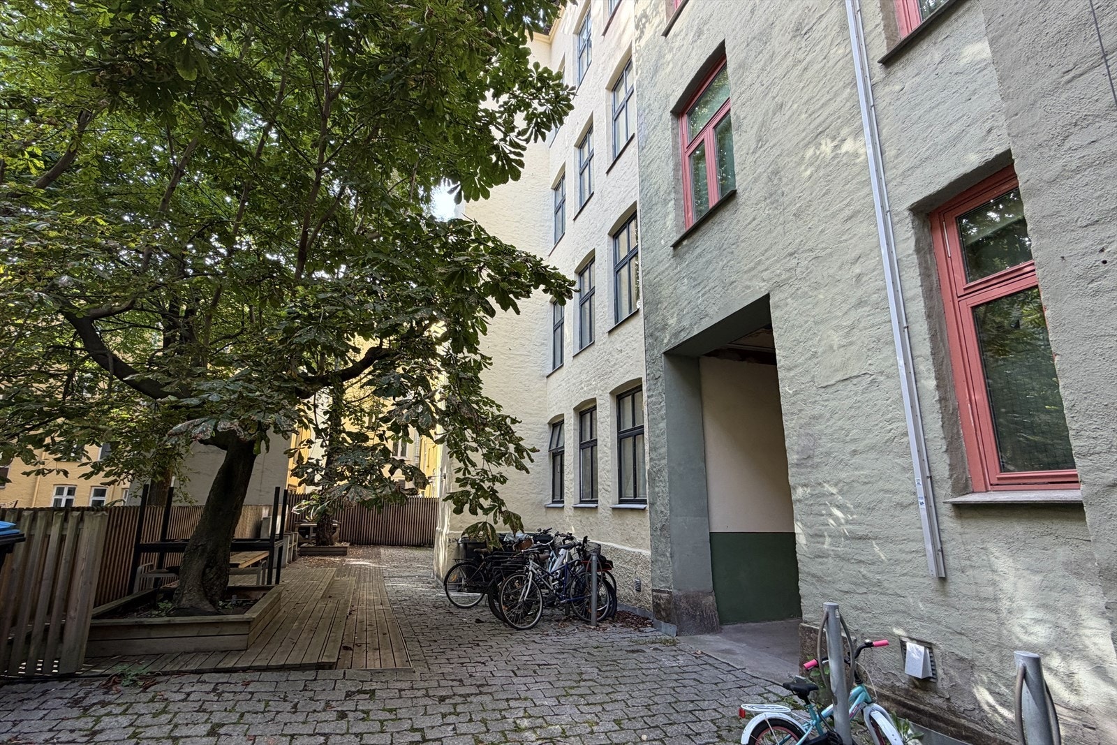 Det er sykkelparkering i bakgården Galleribilde