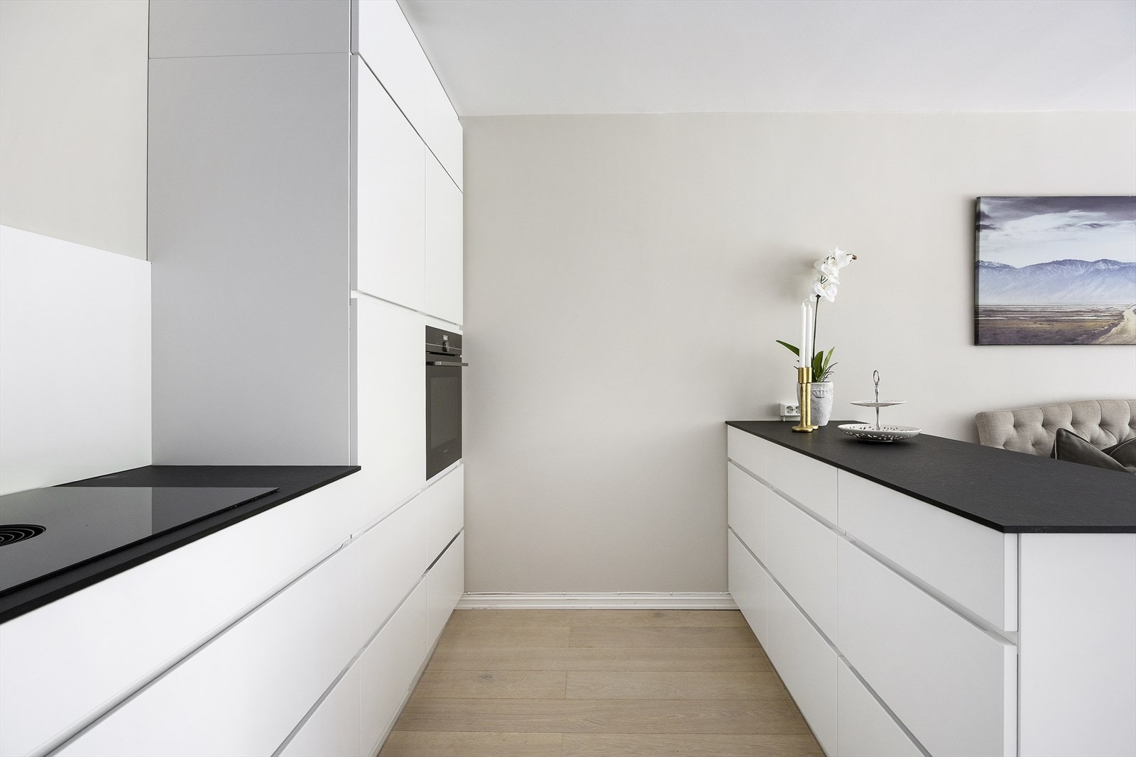 Det er montert kullfilterventilator, automatisk vannstopper og komfyrvakt for ekstra sikkerhet. Galleribilde