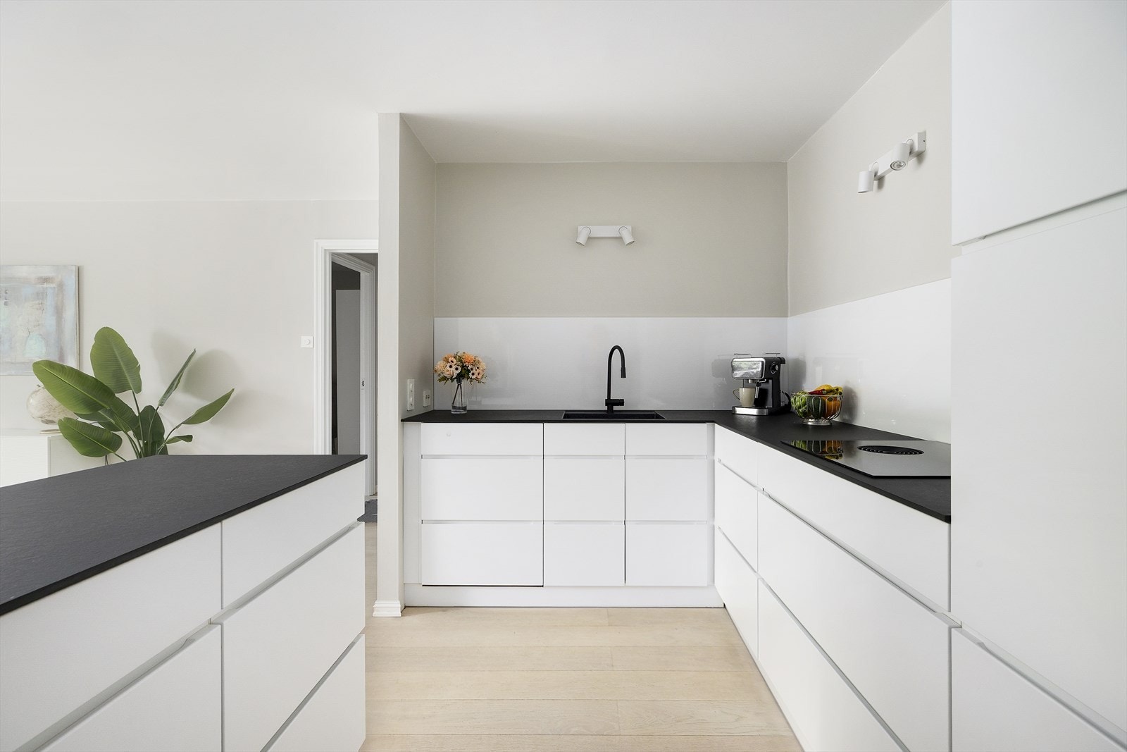 Den nye KVIK-innredningen har glatte fronter og laminat benkeplate med planlimt kum. Galleribilde