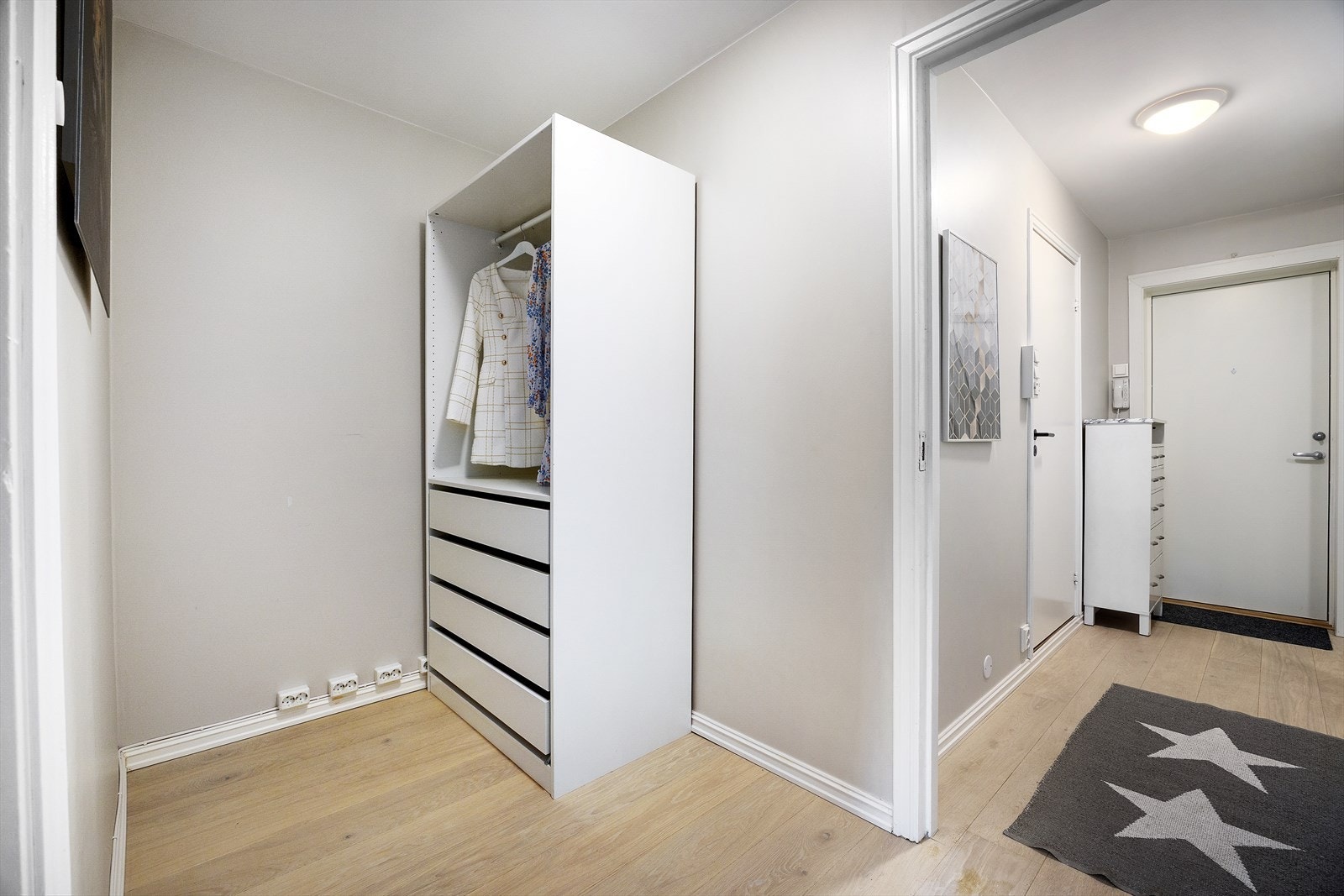 I hallen har man ekstra oppbevaring Galleribilde