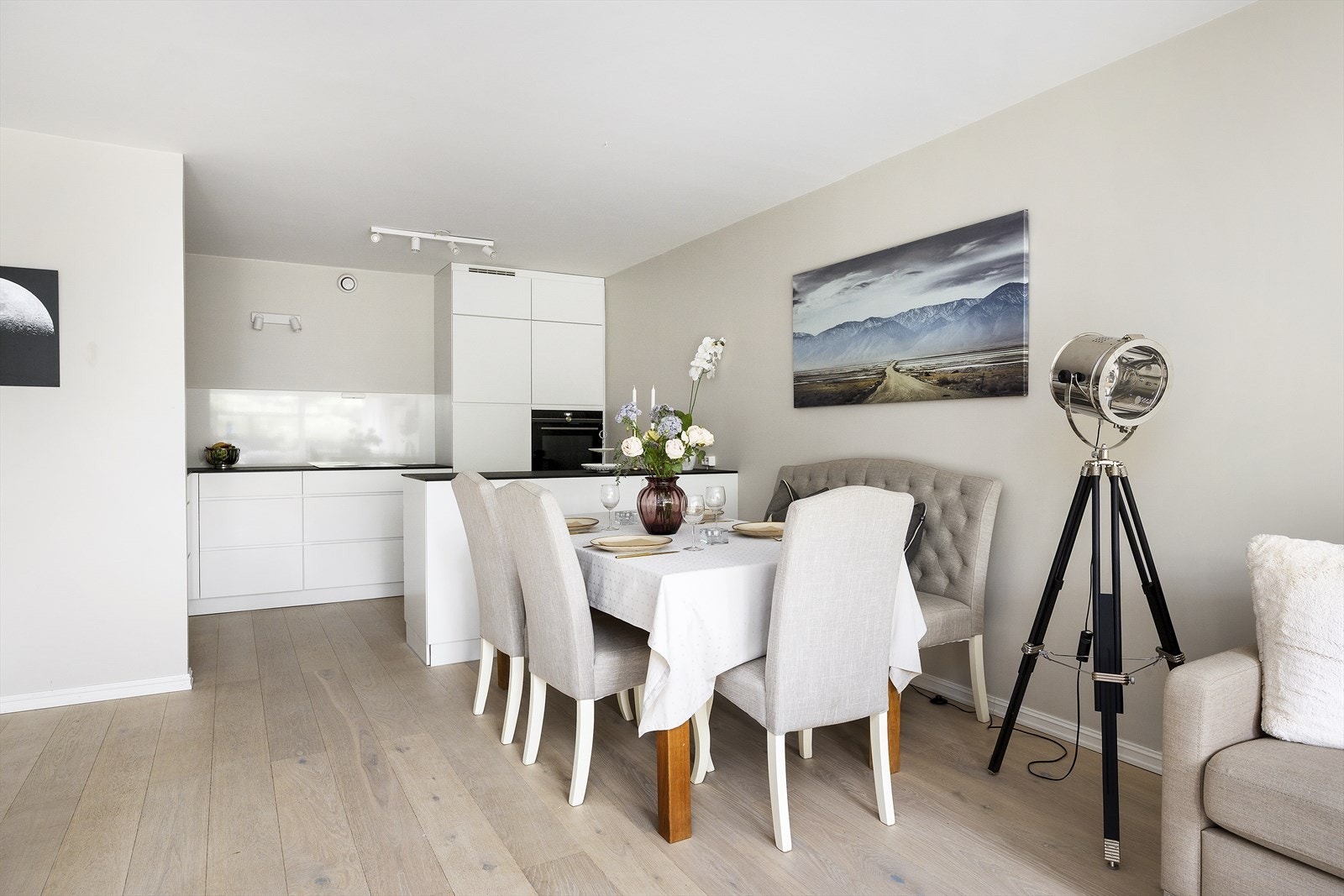 Her har man også god plass til spisebord Galleribilde