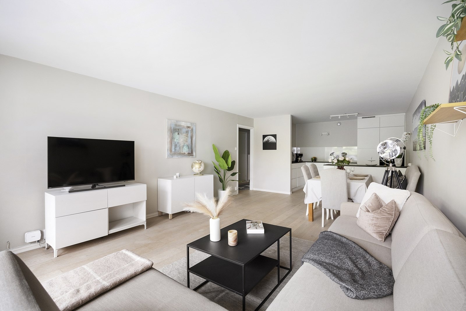 Det er god plass til både sofagruppe og spisebord, og rommet oppleves luftig Galleribilde