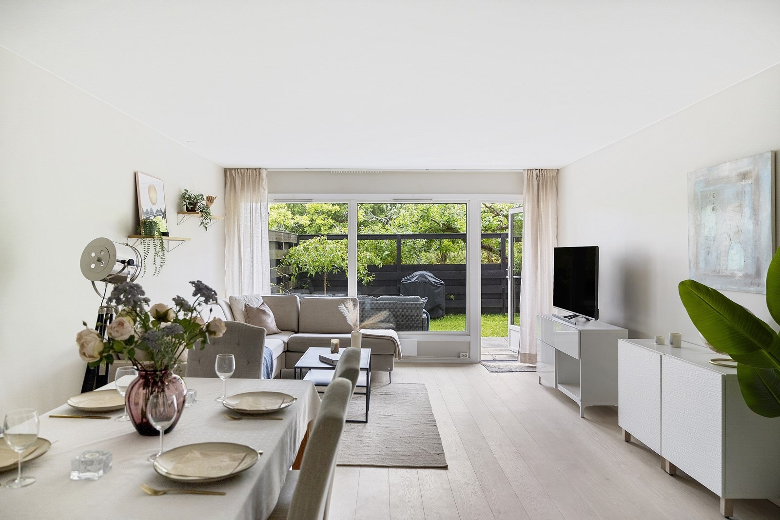 Den store uteplassen fungerer som en naturlig forlengelse av stuen - perfekt for sosiale sammenkomster og rolige stunder i solen. Galleribilde