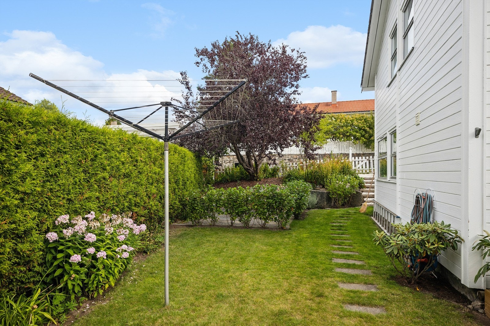 Lyst, attraktivt og barnevennlig enebolig m/pent opparbeidet hage, gode solforhold og stor vestvendt terrasse. Foto: Per O. Skjellnan v/Efkt Galleribilde