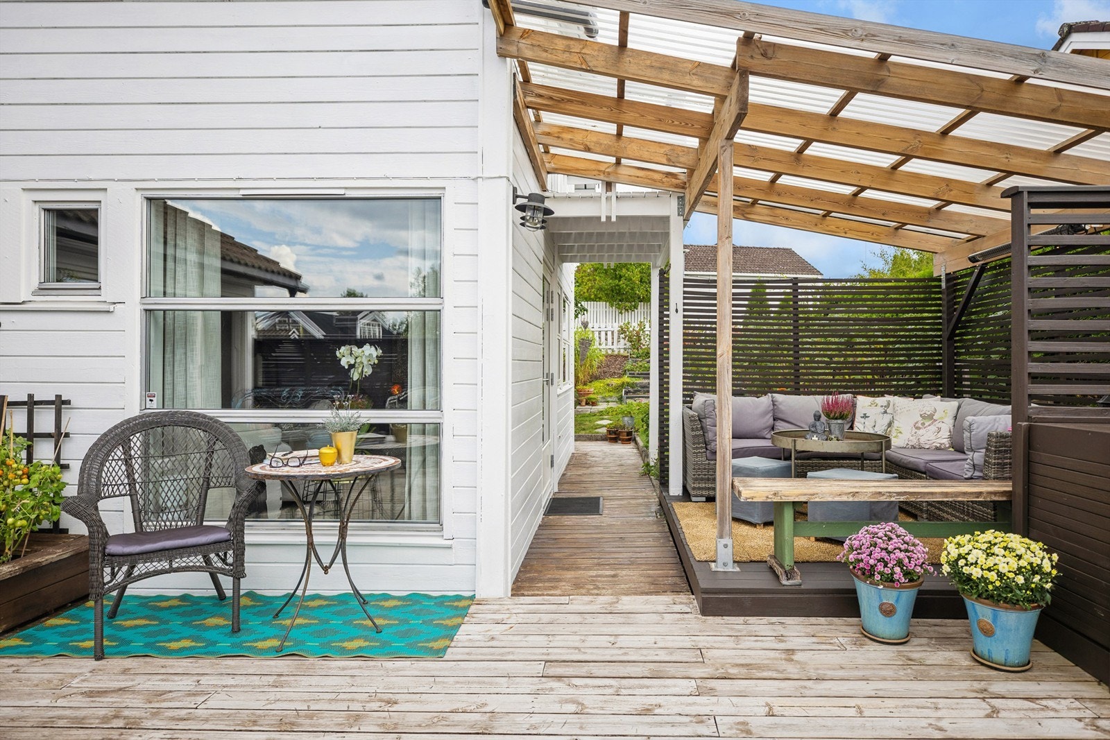Fra stuen er det utgang gjennom en glassdør til en solrik, vestvendt terrasse - et herlig sted å nyte ettermiddags- og kveldssolen. Galleribilde