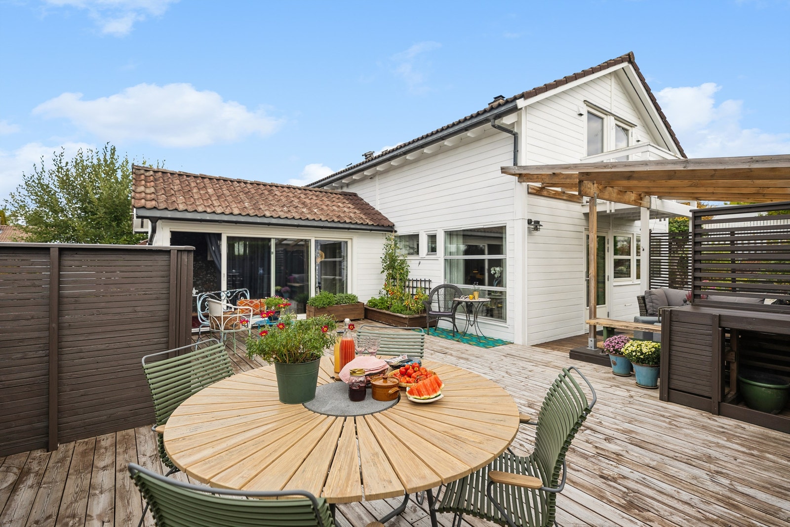 Stor, vestvendt terrasse på hele 55 kvm, med god plass til flere sittegrupper, utekjøkken og pergola - perfekt for lange, solrike dager og hyggelige sammenkomster. Galleribilde