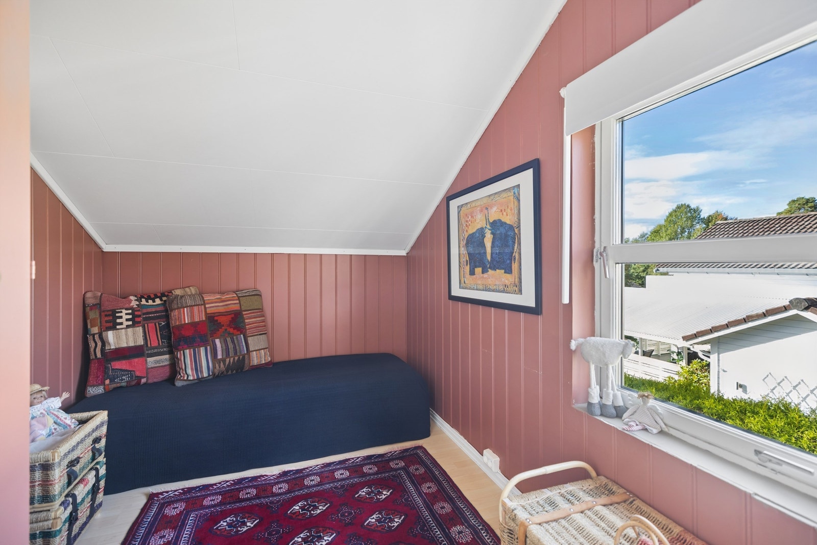 Tilliggende rom til soverom nr. 2, i dag innredet som gjesterom. Et fleksibelt rom som enkelt kan tilpasses etter behov, som kontor, gjesterom eller walk-in-closet. (Ikke godkjent/omsøkt til varig opphold) Galleribilde