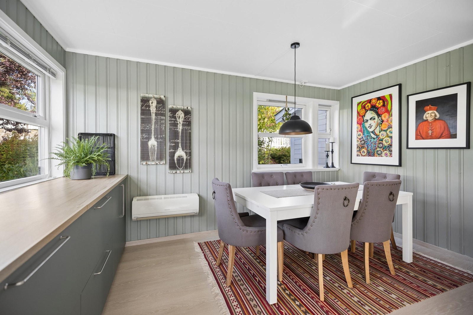 Her er det god plass til et romslig spisebord for hyggelige sammenkomster med familie og venner. Galleribilde