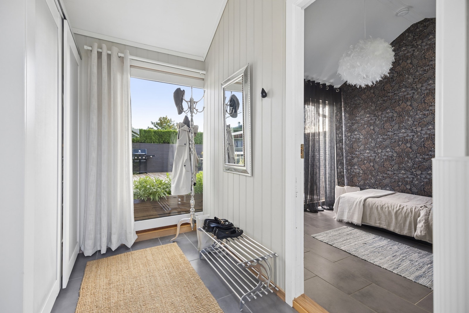 Velkommen inn i en romslig entré med god plass til å henge fra deg yttertøyet i skyvedørsgarderobe. Galleribilde