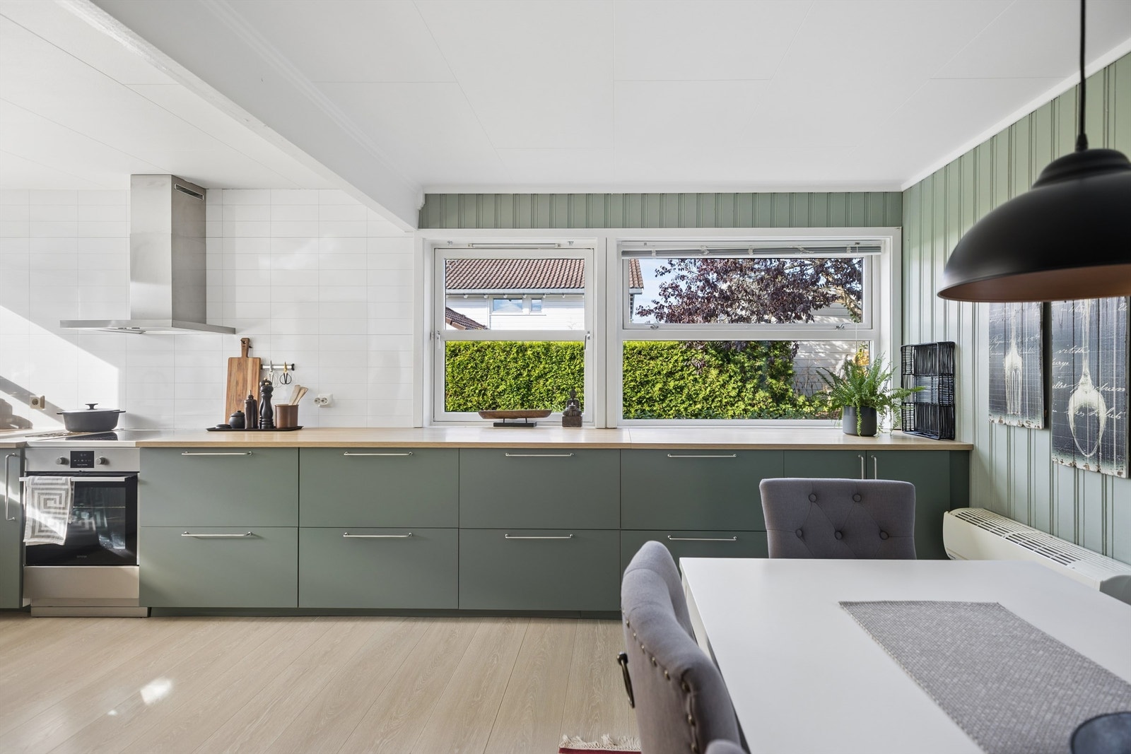 Moderne IKEA-kjøkken fra 2020, med en gjennomtenkt og funksjonell utforming som harmonerer godt med rommets åpne løsning. Galleribilde