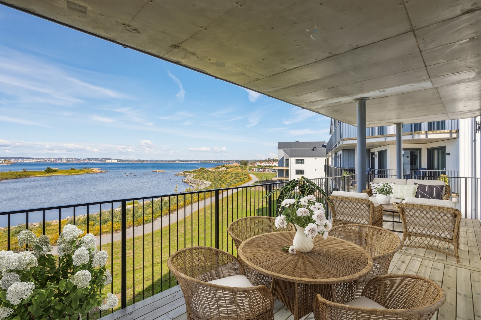 Leiligheten i Risøyhavna byr på fantastisk sjøutsikt. Bildet er digitalt stylet av THT foto. Galleribilde