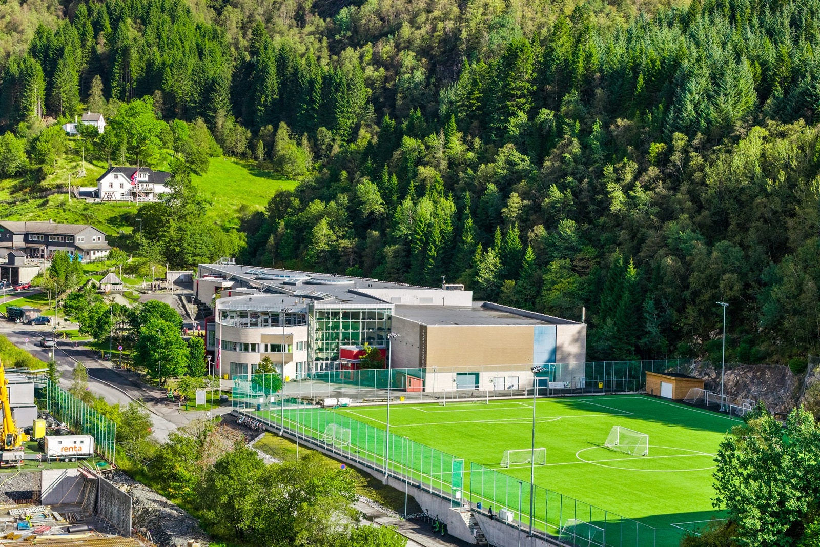 På rundt fem minutter til fots når man Sædalen skole, Sædalshallen, idrettsbane og busstopp. Sædalen skole er en barneskole for 1.-7. trinn med SFO, og skole- og idrettsområdet fungerer som et viktig samlingspunkt i nærmiljøet. For en barnefamilie betyr n Galleribilde