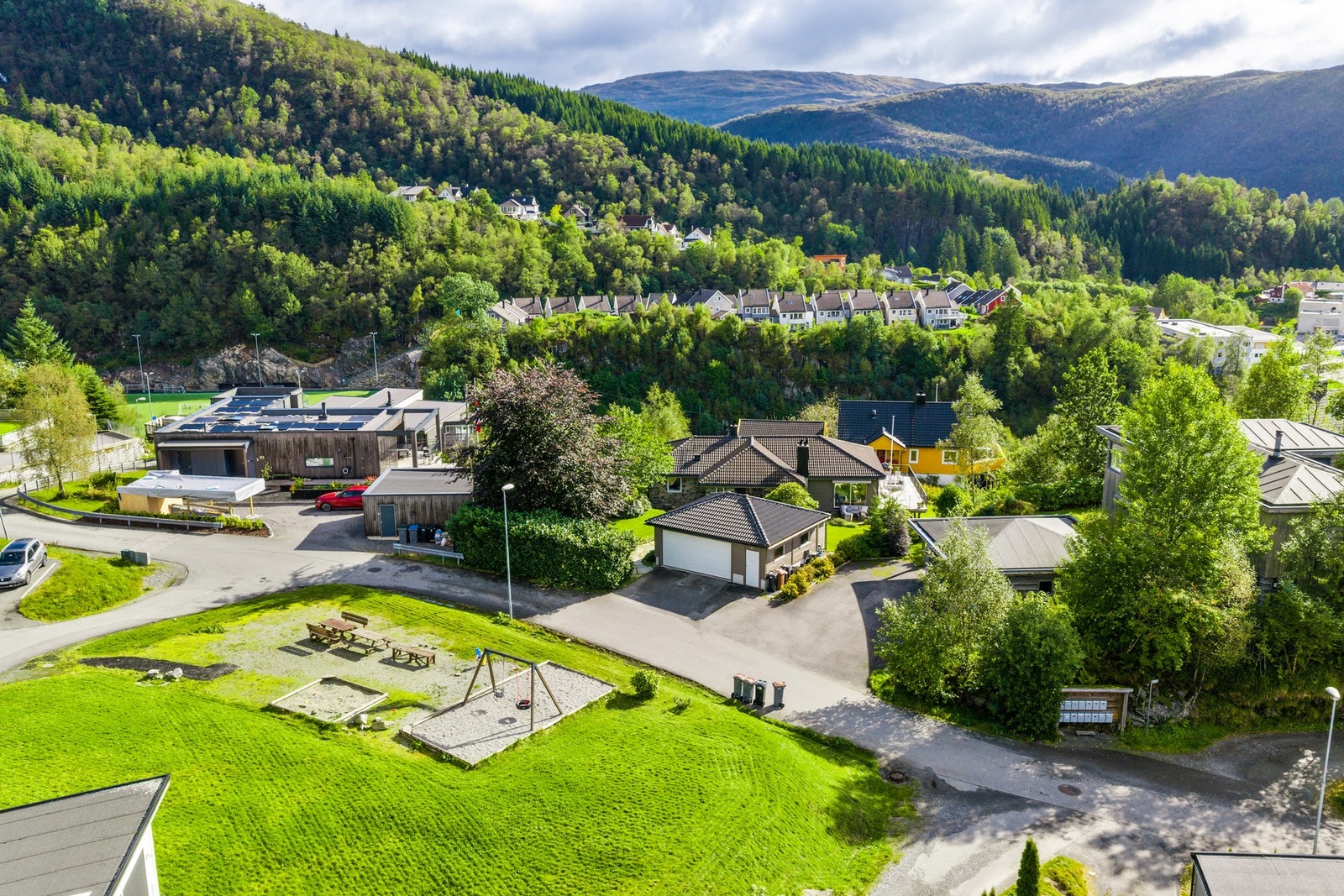 Det er først når man beveger seg rundt huset at man virkelig får inntrykk av hvor stor og skjermet eiendommen er. Galleribilde