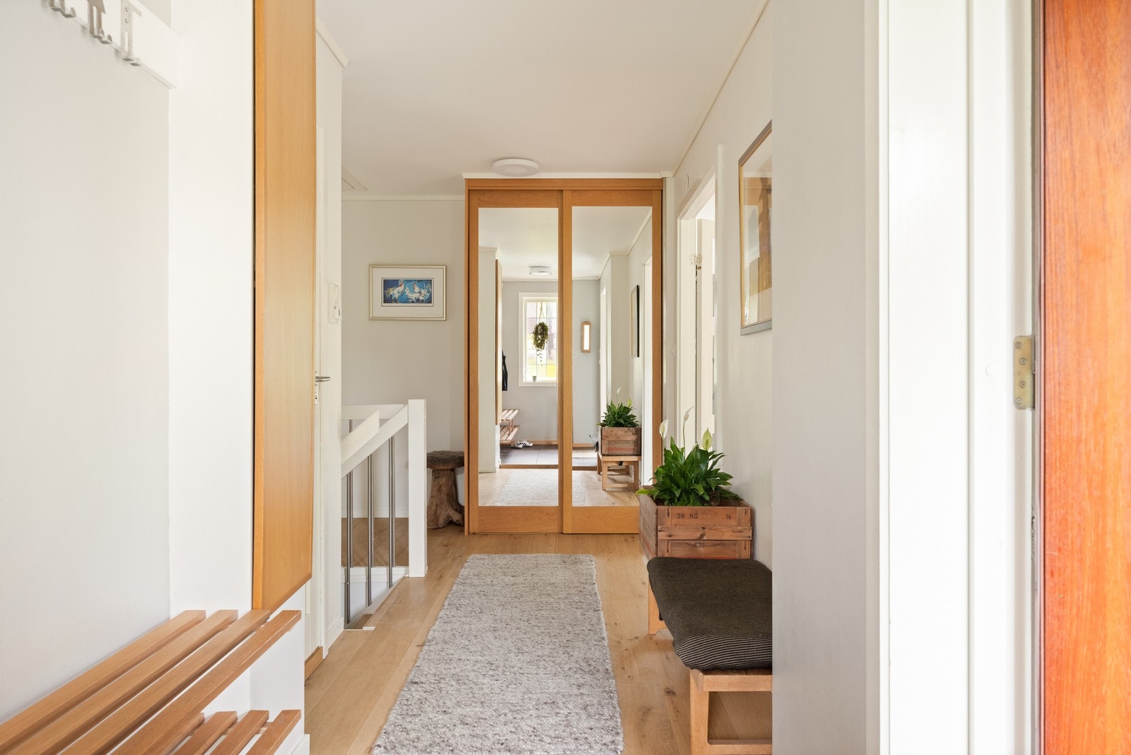 Lekker skyvedørsgarderobe med speil. Galleribilde