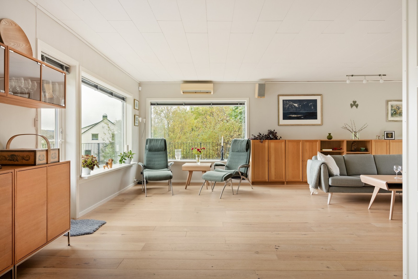 Her merkes virkelig dimensjonene i huset. Det er god plass til store møbler og møblering i flere soner, men først når mange samles kommer størrelsen kanskje aller best til sin rett. Galleribilde