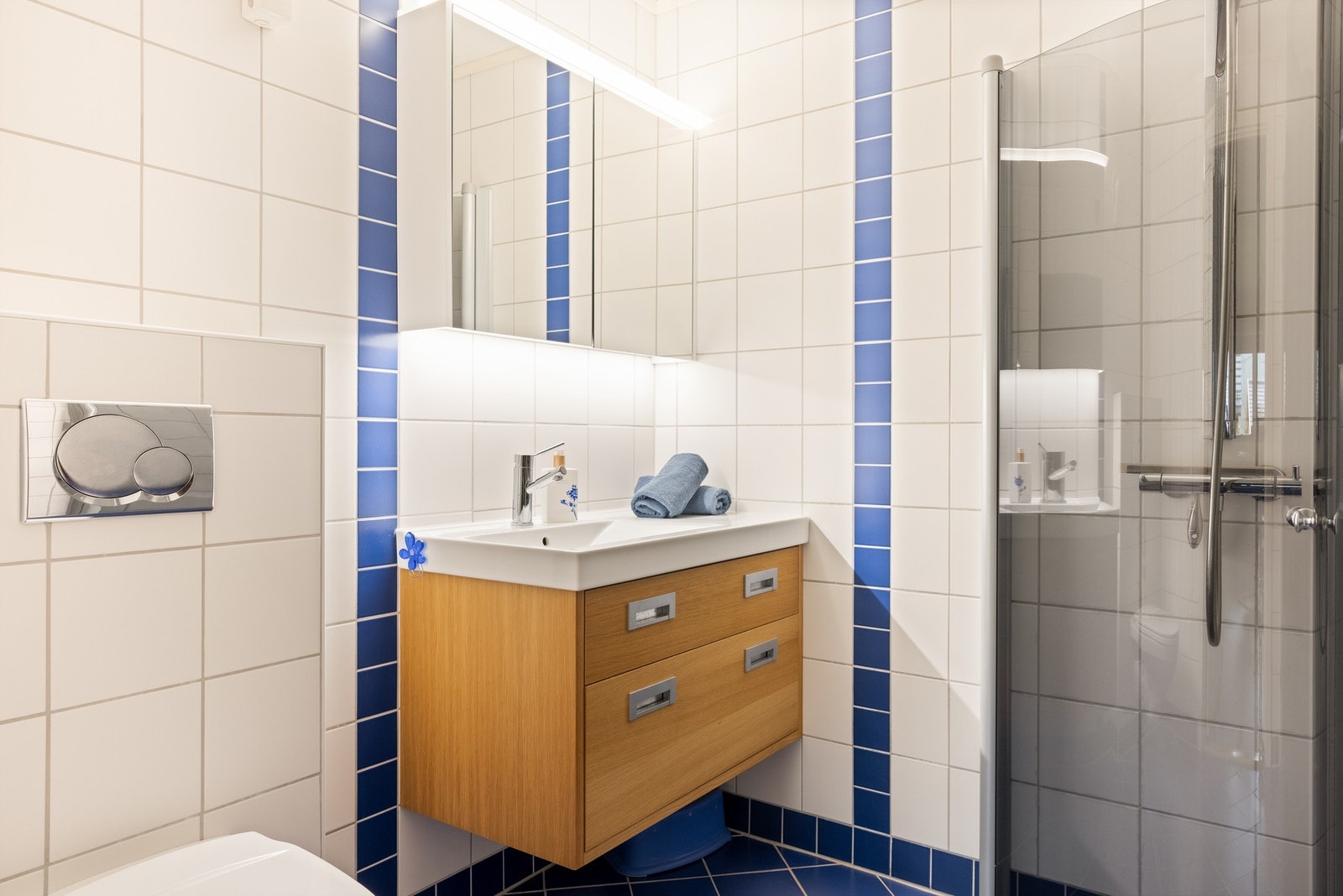 Badet tilknyttet kjellerstuen er på 3,5 kvm og består av vegghengt toalett, baderomsinnredning og har gulvvarme. Galleribilde