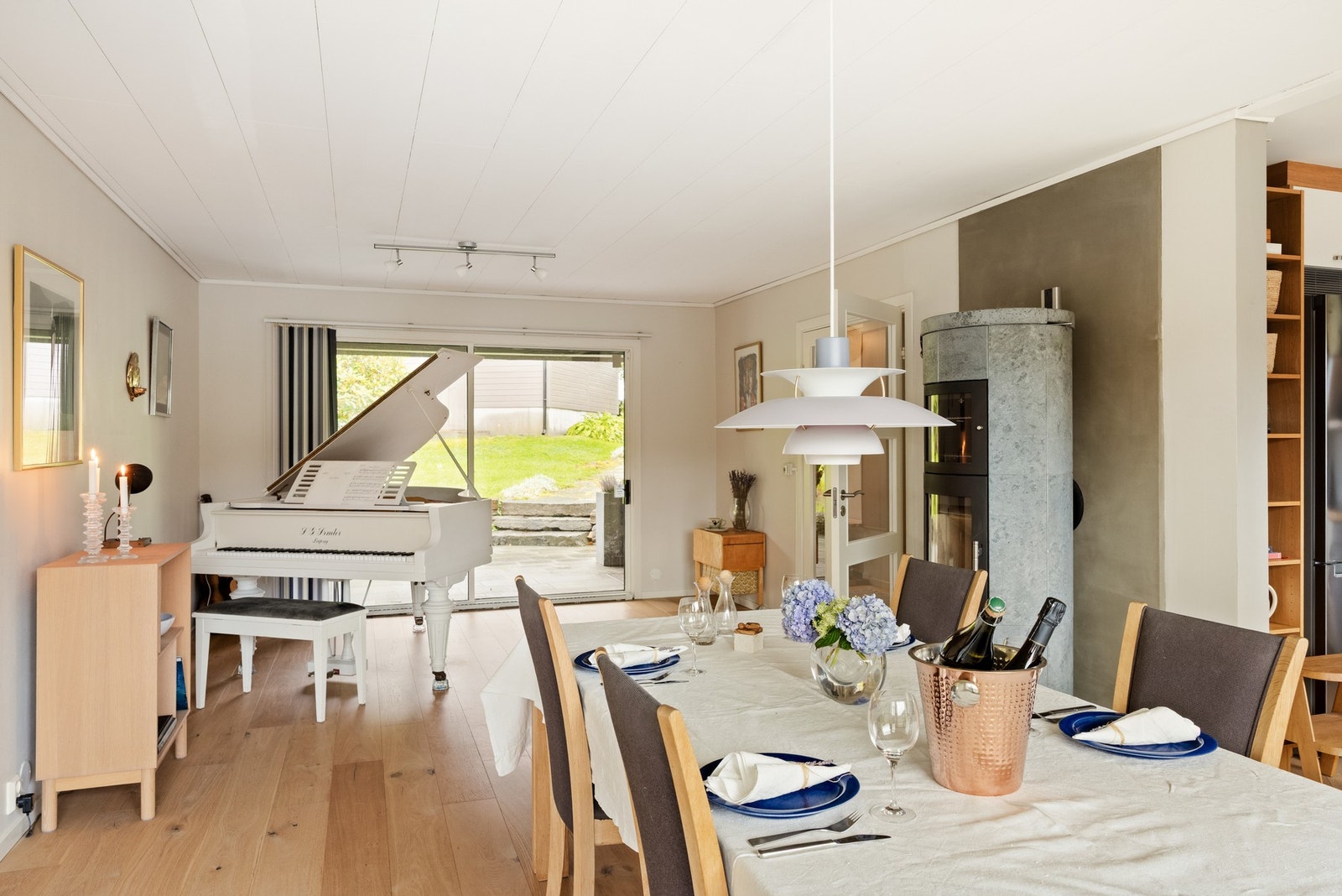Spisestuens utforming gir svært god plass til langbord og gjør rommet godt egnet når mange skal samles rundt bordet. Galleribilde