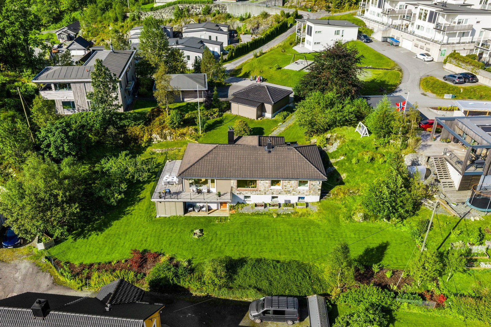 Huset rommer hele 234 kvm fordelt over to etasjer. Hovedetasjen er viet til de store oppholdsrommene, kjøkken, to soverom og toalettrom, mens underetasjen byr på ytterligere areal med blant annet kjellerstue, to bad og sauna. I tillegg kommer en dobbelgar Galleribilde