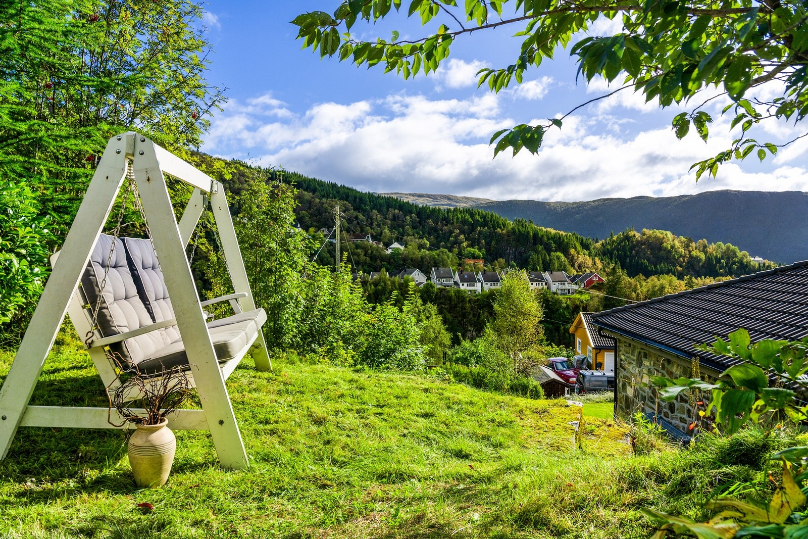 Solforholdene gjør hagen og uteplassene anvendelige gjennom store deler av dagen. Selger opplyser om sol fra tidlig morgen til rundt kl. 21 på sommerstid, mens vintersolen kommer fra sen formiddag og varer utover ettermiddagen. Galleribilde