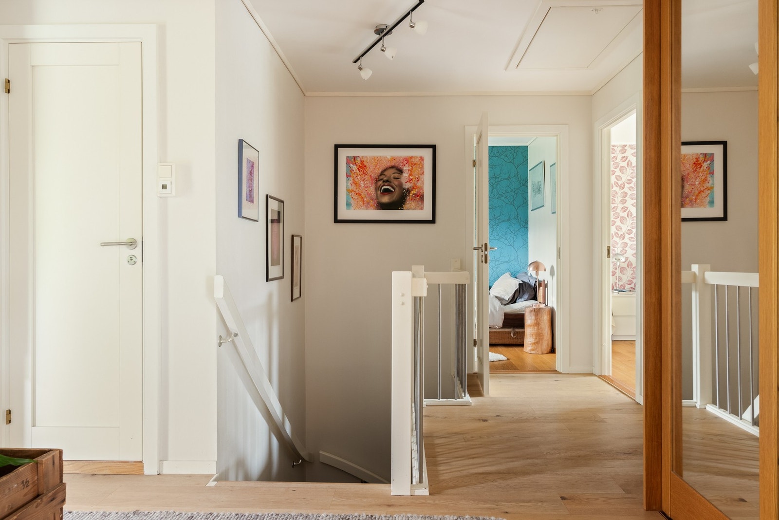 Boligens to soverom ligger samlet i hovedetasjen og måler henholdsvis ca. 11,9 og 7,7 kvm. Galleribilde