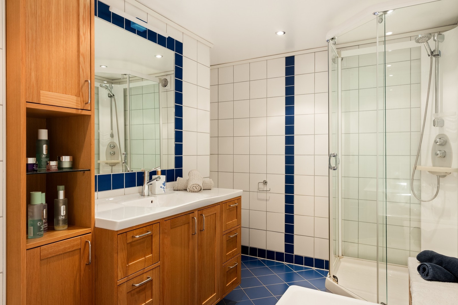 Det største badet i underetasjen er på 7,7 kvm og innredet med dusjkabinett, badekar, vegghengt toalett, baderomsinnredning og har gulvvarme. Galleribilde
