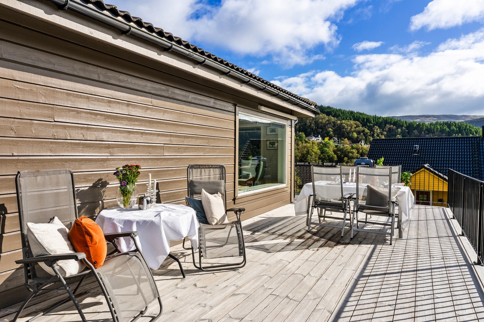 Størrelsen gir rom for både spisebord og sittegrupper, enten man ønsker å samle mange til middag eller finne en roligere plass i solen. Galleribilde