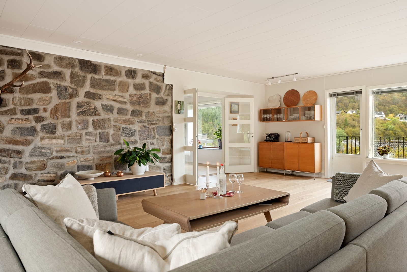 Denne særpregede eneboligen fra 1960 med påbygg fra 1986 er tegnet av arkitekt Sverre Losnedahl, og skiller seg ut med sin tydelige arkitektoniske identitet, natursteinsfasade og store vindusflater som åpner huset mot hagen og utsikt mot Gullfjellet. Galleribilde