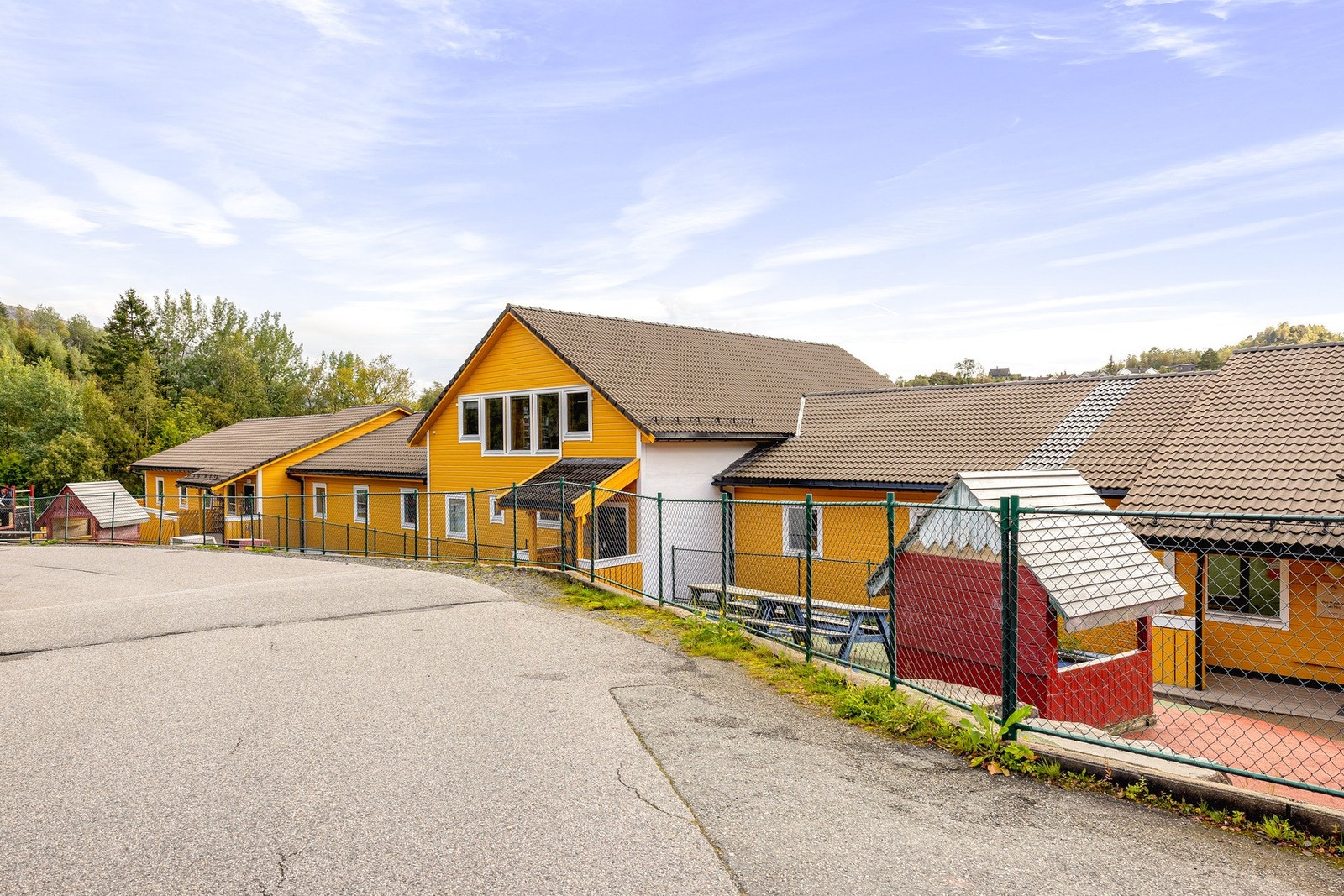 Det er kort vei til Sædalen barnehage og nabolaget beskrives som fredelig og trivelig, med gode naboforhold og flere barnefamilier Galleribilde