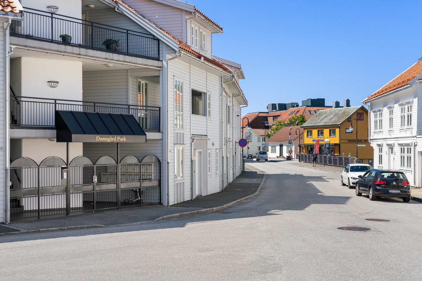Leiligheten har to innganger, enten via hovedinngangen til Damsgård Park eller så via trapp ved parkerings kjelleren. Galleribilde