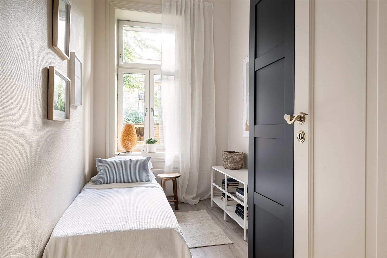 Leiligheten har 3 soverom, alle med garderobeskap. Galleribilde