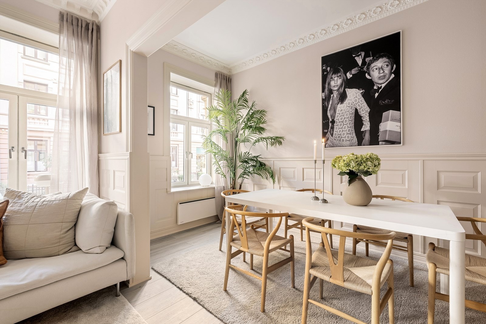 Her oppleves det lyst og luftig med store vindusflater som slipper inn rikelig med naturlig lys. Galleribilde