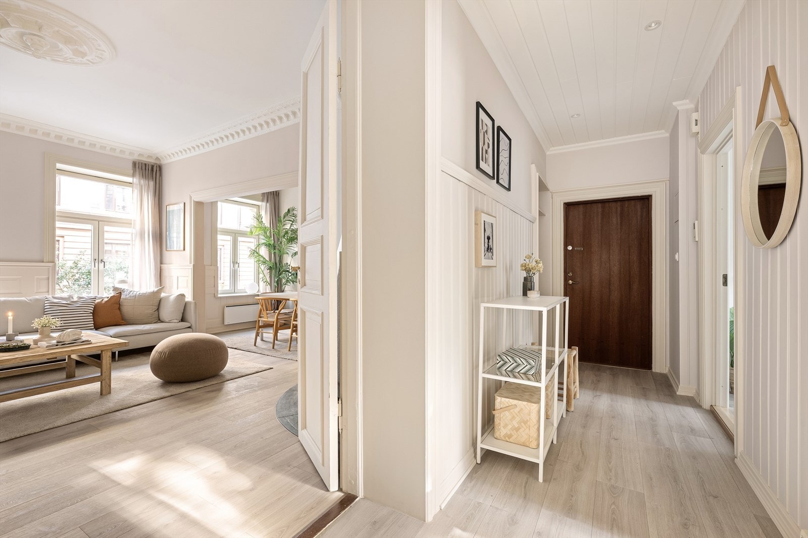 Gangen er utstyrt med downlights som gir god og behagelig belysning Galleribilde