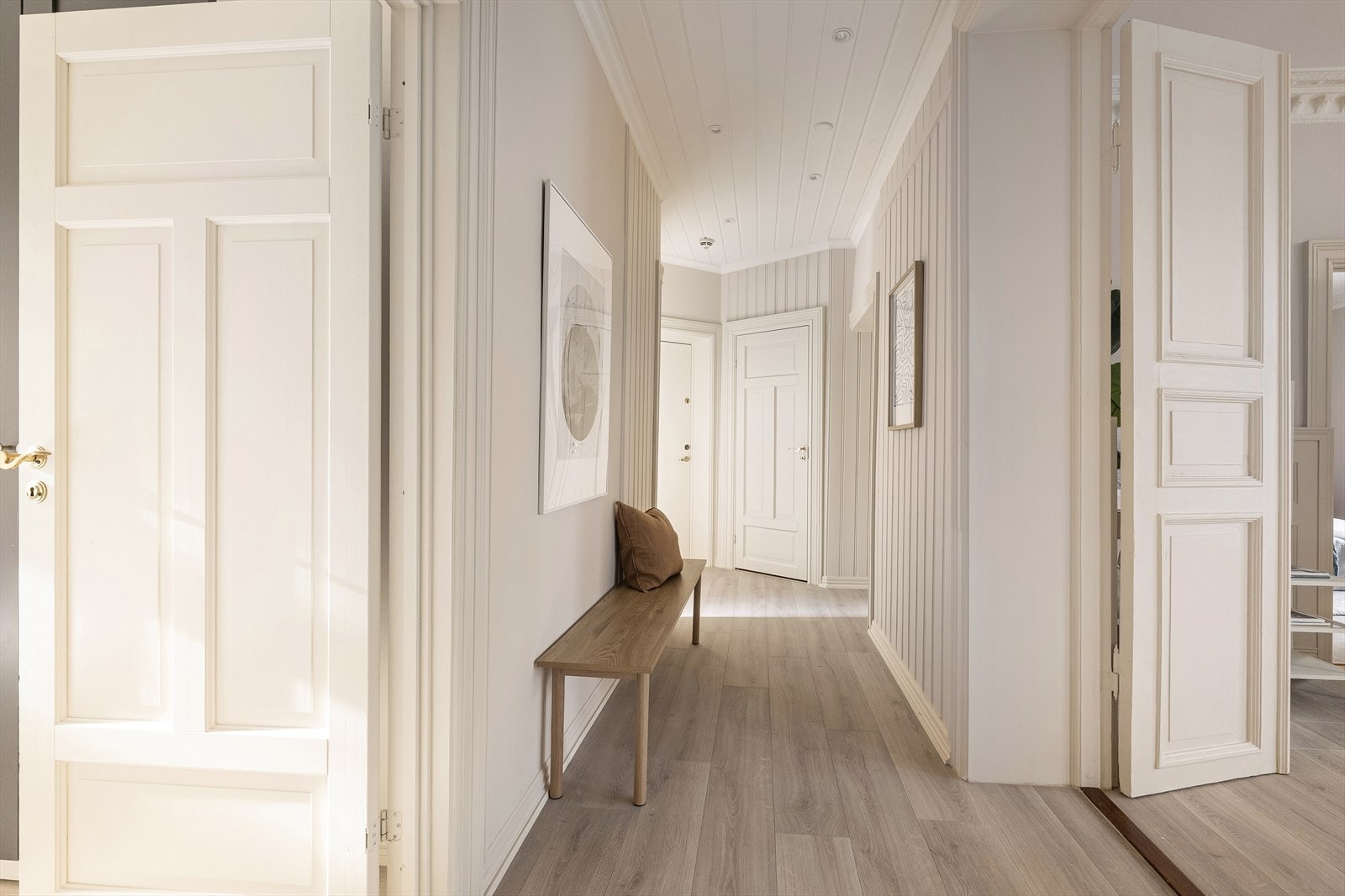 Svært praktisk planløsning med adkomst til 2 av soverommene, kjøkken, bad og stue fra gangen. Galleribilde