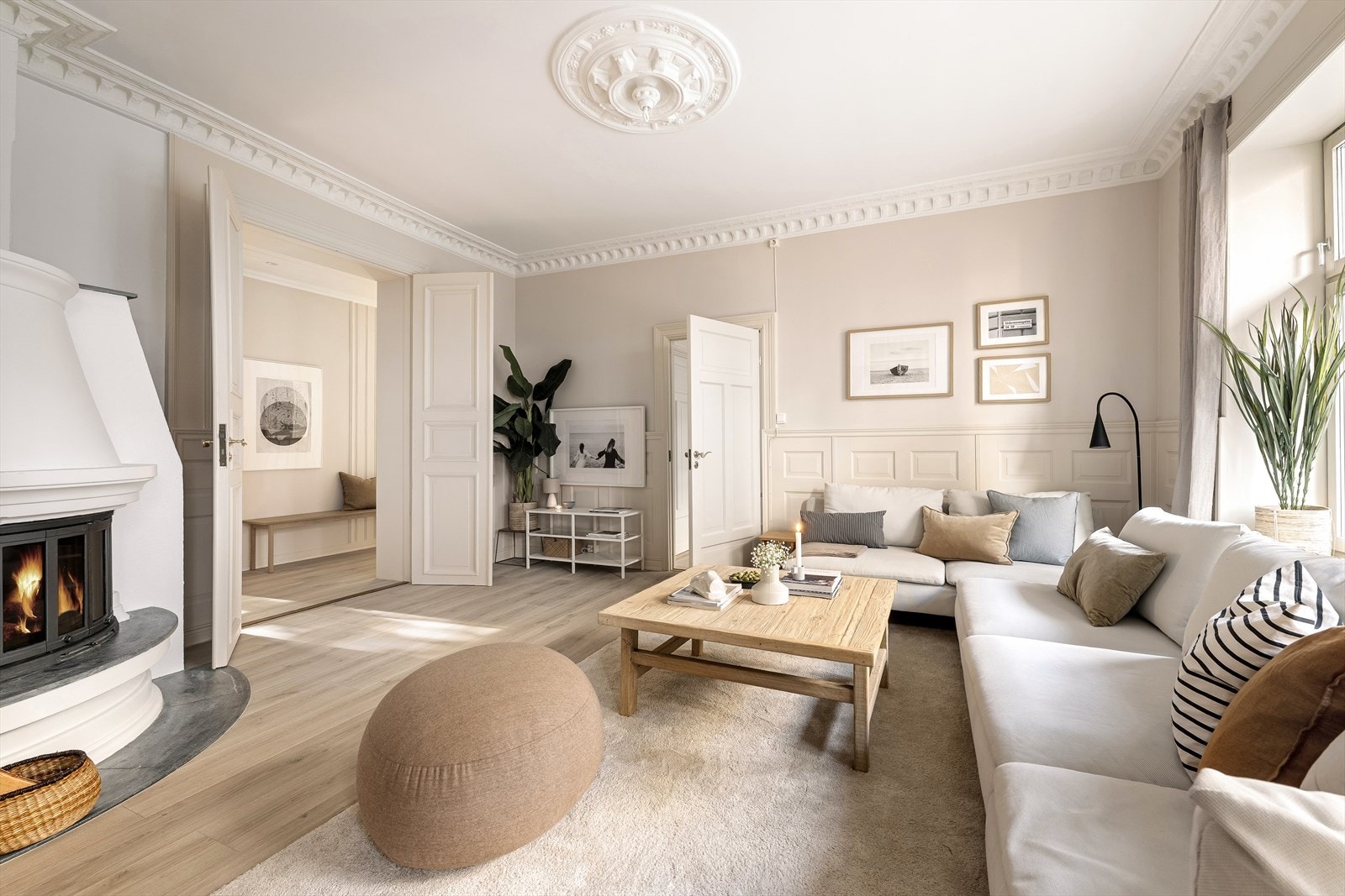 Leiligheten har et klassisk og pent uttrykk med doble fløydører og takhøyde på 2,91 meter. Galleribilde