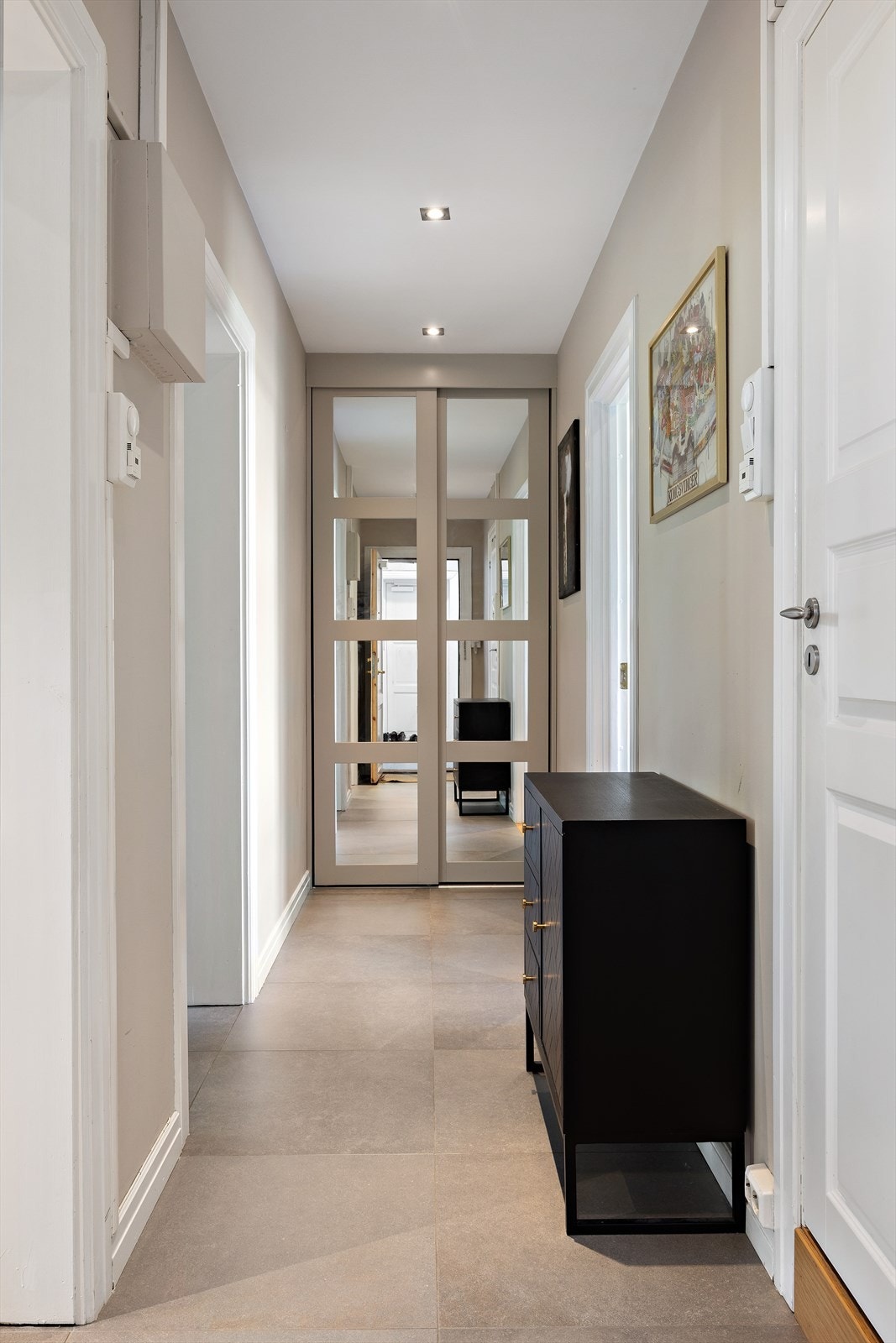 I gangen er det skyvedørsgarderobe med plass til sko og yttertøy Galleribilde