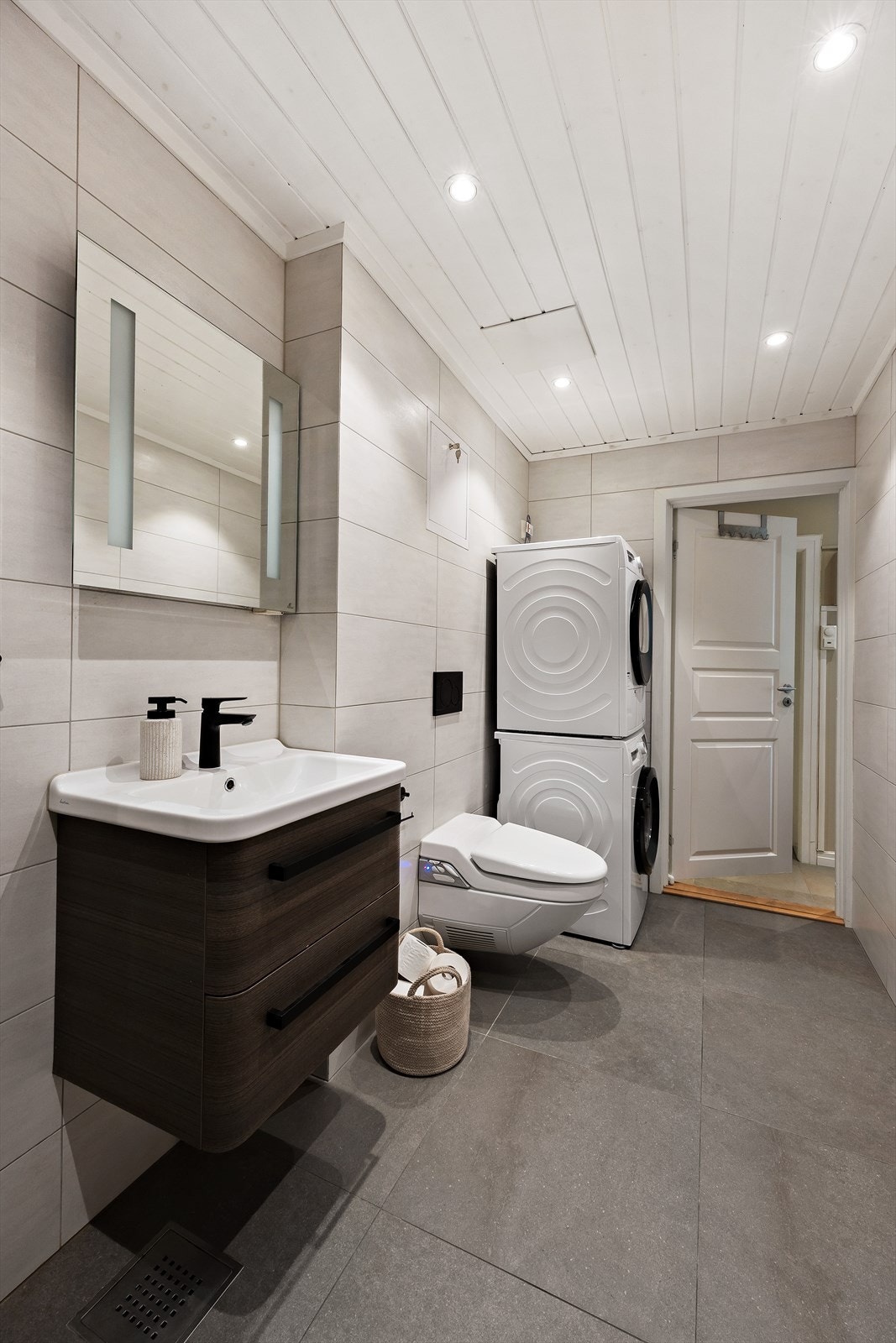 Badet har også opplegg for vaskemaskin og nedfelt servant Galleribilde