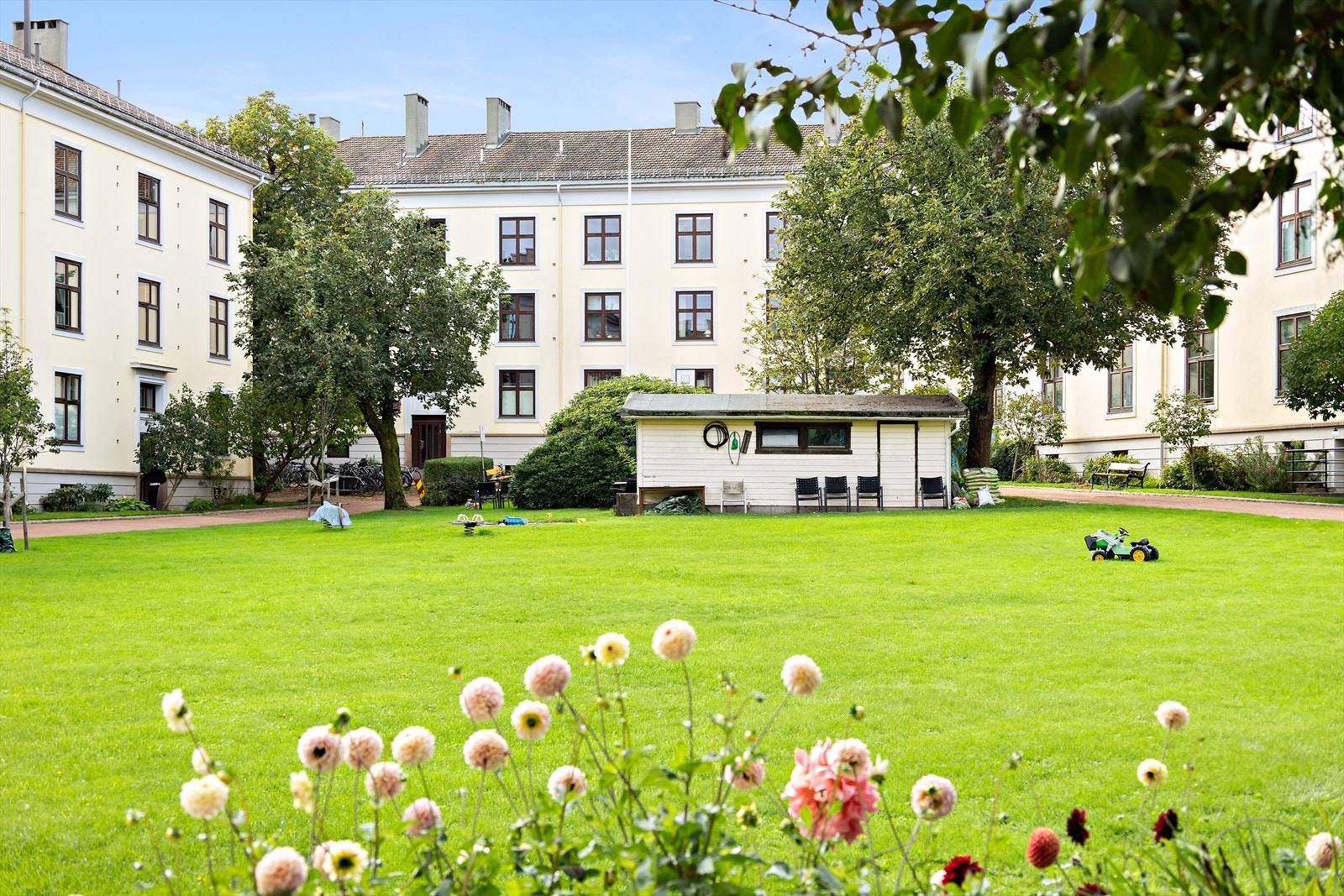 Borettslaget har et stort, grønt gårdsrom med arealer tilrettelagt for opphold, lek og fellesskap Galleribilde