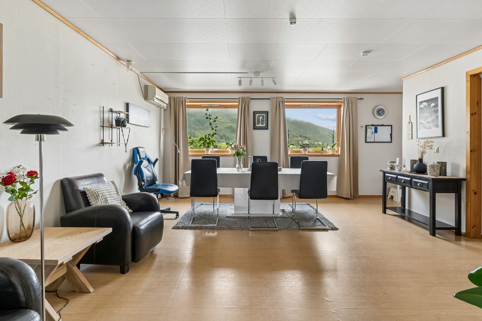 Leilegheit nord - store vindauge slepper godt med dagslys inn i stova. Galleribilde