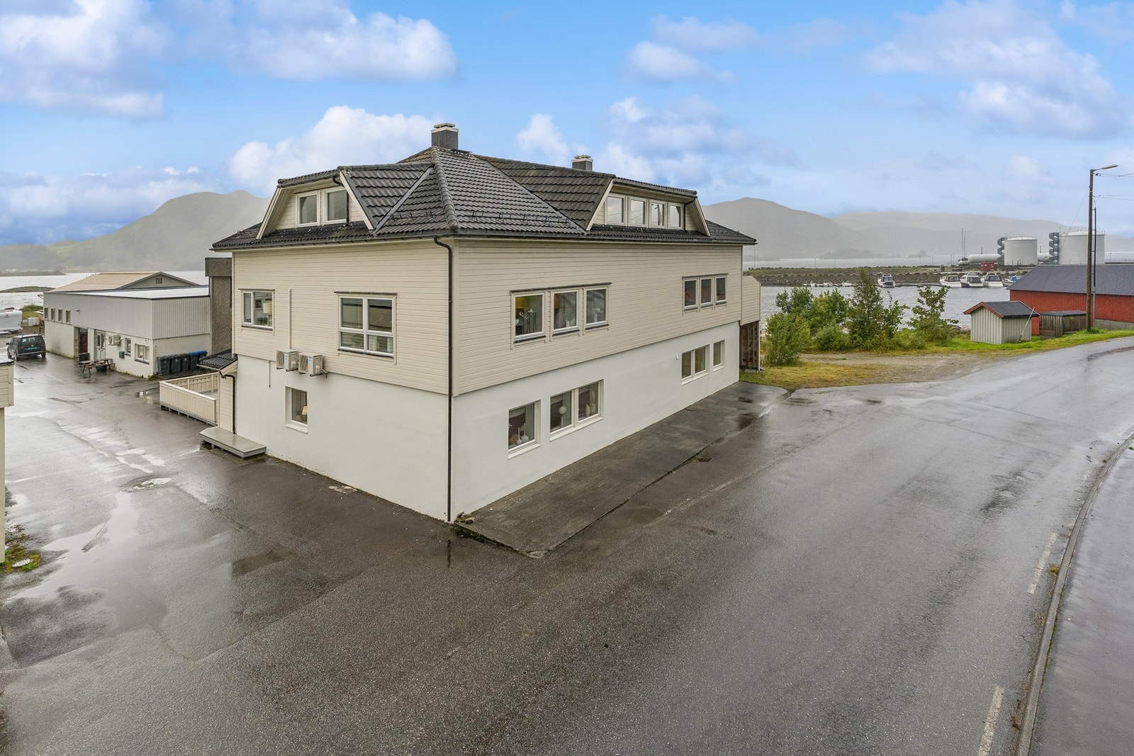 Ein eigedom med mykje plass, fleire bueiningar og fjorden som næraste nabo. Velkomen til visning! Hugs påmelding! Galleribilde